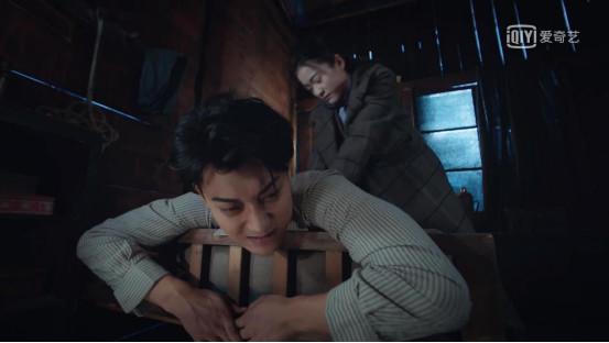 晚上，贺红衣如约而至，却万万没想到只是来做苦力当「按摩」师的