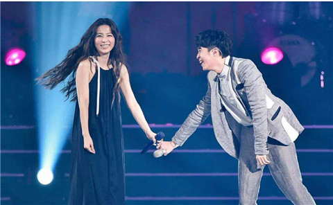 而且如果彼此都非常熟悉的话，那么你应该很了解她，也就省去了很多追女生必要的步骤