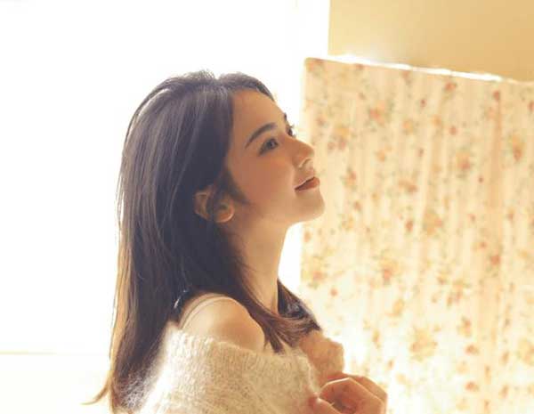 慢慢的可以约出来或者给她点吃的，因为女孩子都是“吃货”。