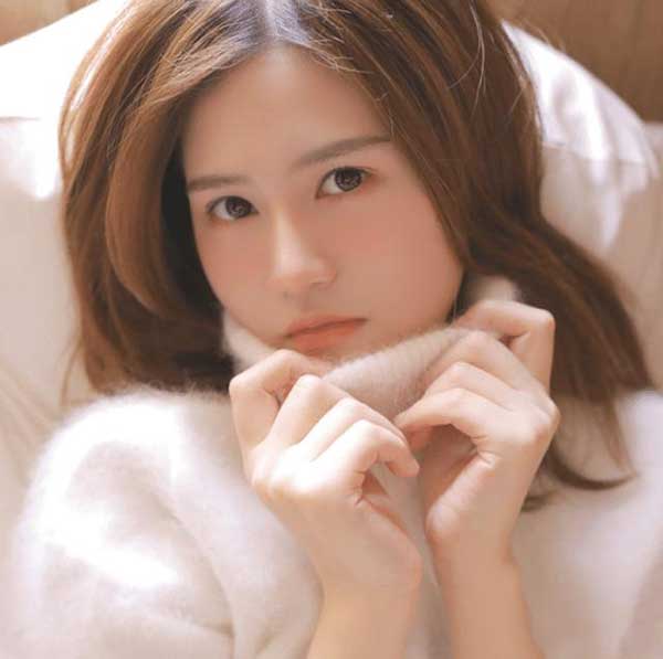 开始的时候，不要害羞，不要过于开放，要让他感受到你的态度