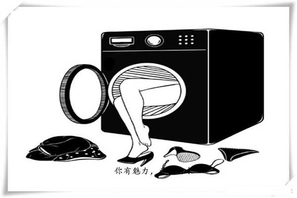 晚上送她回去的时候，却很热情的邀请我去她家坐坐