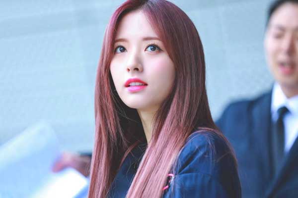 用剪刀手和可爱的细节去夸赞妹子，妹子又怎么能对一个细心的男生有抵抗力呢？