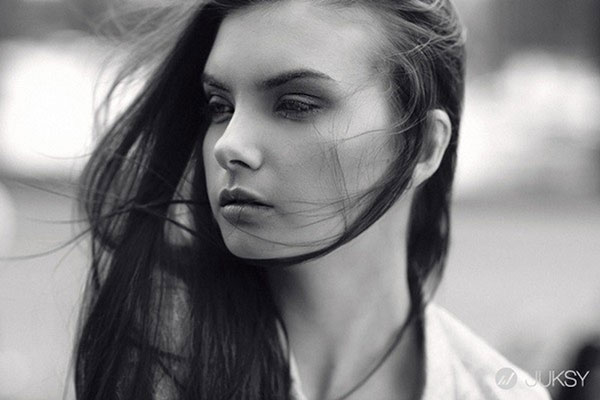 要是和悲观的女孩相处，她会一味地把负面情绪带给大家，久而久之，男生们可是会受不了的！