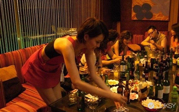 毕竟男生们应该都不希望自己女朋友的工作环境太复杂吧！