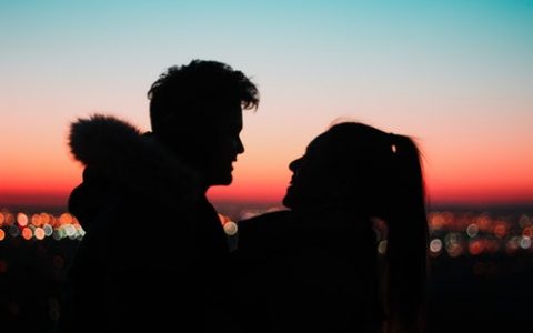 男生喜欢你的语言暗示有哪些？男生暗示想追你会有这些小动作