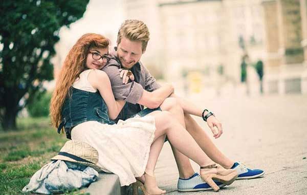 网传谈恋爱能预防病毒