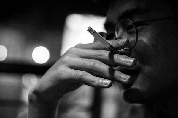 吸烟会减低免疫力及肺功能，让这个专攻肺部的病毒能够乘虚而入