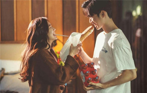 你全心全意追求男神，男神当然就把你当做自己的东西啦