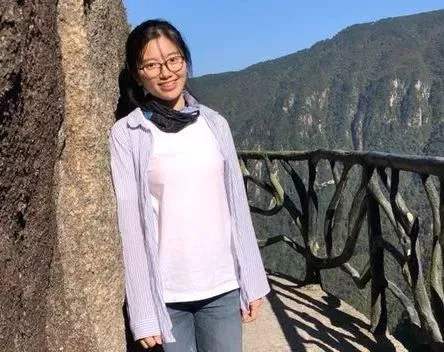 在收到条子的时候我很明显看到他害羞和脸红并且朝我抿嘴笑，就把电话写过来了