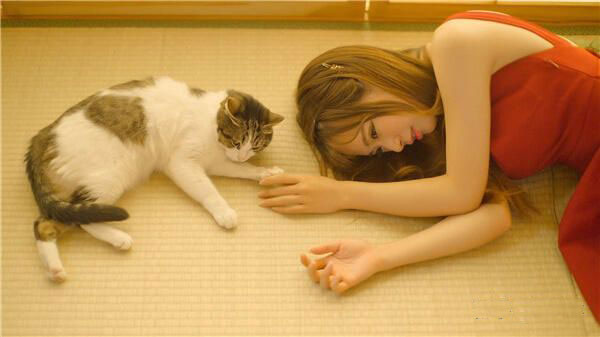 那些闷骚型的男生来说，想要逗女孩子开心，说实话非常不容易