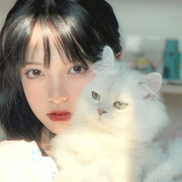 女生在遇到追求自己的男孩时，就会想要更加了解这个男生，所以你主动找她聊天