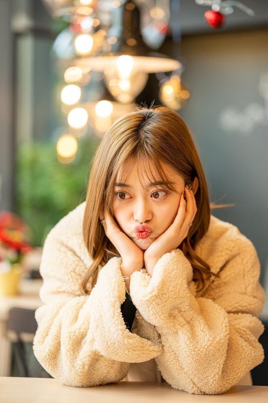 该怎么和女生聊天吧。