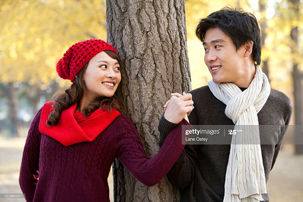 你可以多表达你对她的欣赏、或者说跟她相处很愉快等等