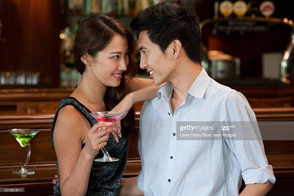 通常比较开放的女生，你用肢体碰触去暗示（例如触摸她的手），对方很容易接收到你的意图