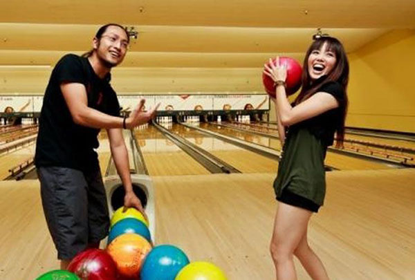 给她发信息，说你要和她进行一场你认为会和她合得来的友好游戏