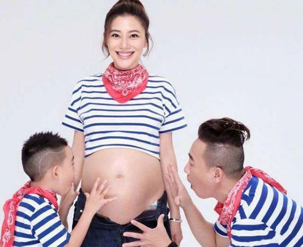 这时陈小春又哆里哆嗦地拿出手机拍摄老婆生产的过程。