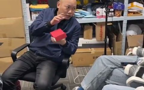 光头文撩妹语录：看一个女人喜欢喝什么东西，就能看出她的社交习惯