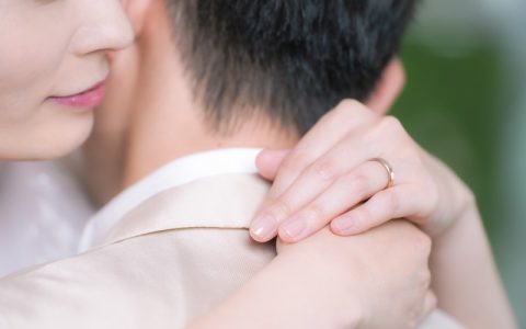 被迷到神魂颠倒，女生这10个动作对男生有致命吸引力！