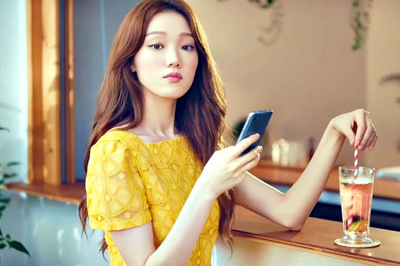 在对话快结束前，称赞她一下！会让她留下幻想及再期待下次跟你聊天的机会，这样她也会在不知不觉间喜欢你。